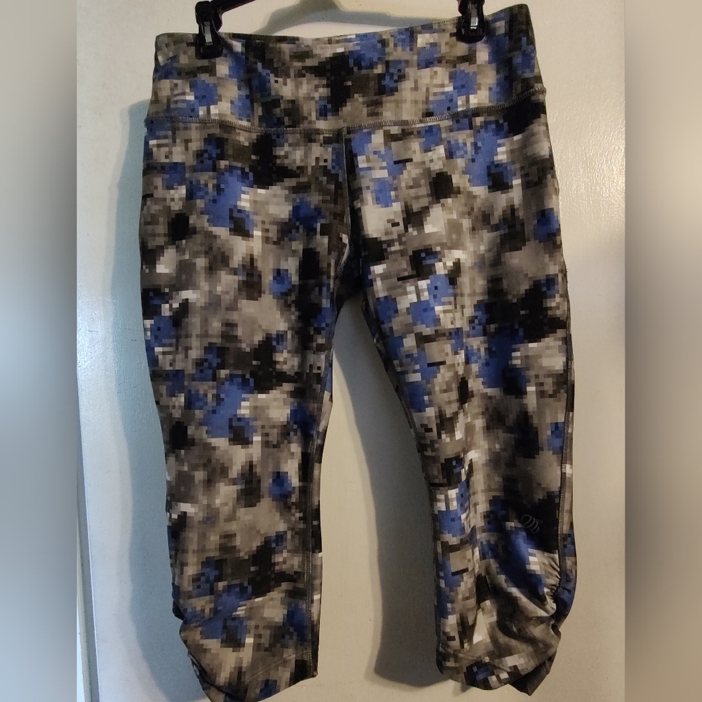 MPG black, gray & periwinkle blue pixel print cropped ruched athletic leggings